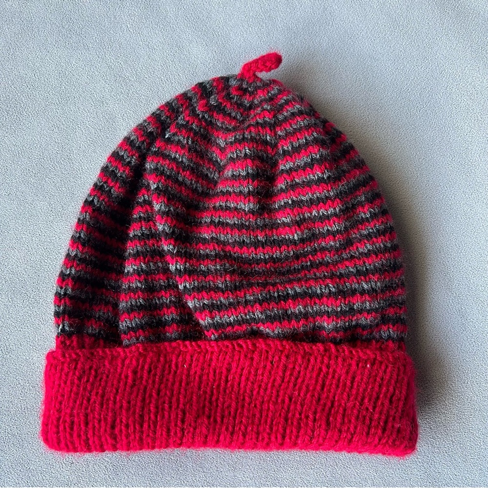 Hand Knit Toque 🇨🇦 ~ Red Black Grey ~ Adult Medium ~ Brand New!